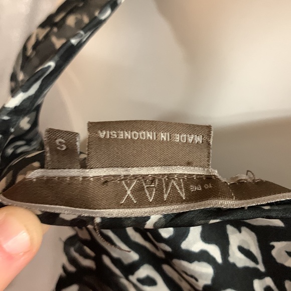 To the Max Black and white silky leopard print sleeveless top. - Picture 4 of 5